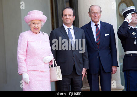 Paris, Frankreich. 5. Juni 2014. Queen Elizabeth II (L) und Großbritanniens Prinz Philip (3. L) werden von der französische Präsident Francois Hollande begrüßt (2. L) vor einem Treffen am Präsidentenpalast Elysee. © Nicolas Kovarik/Pacific Press/Alamy Live-Nachrichten Stockfoto