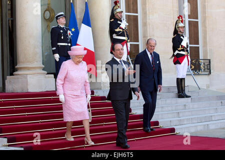 Paris, Frankreich. 5. Juni 2014. Queen Elizabeth II (L) und Großbritanniens Prinz Philip (3. L) werden von der französische Präsident Francois Hollande begrüßt (2. L) vor einem Treffen am Präsidentenpalast Elysee. © Nicolas Kovarik/Pacific Press/Alamy Live-Nachrichten Stockfoto