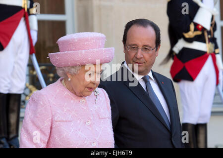 Paris, Frankreich. 5. Juni 2014. Königin Elizabeth II kommt es zu einer Besprechung mit dem französischen Präsidenten Francois Hollande am Präsidentenpalast Elysee. © Nicolas Kovarik/Pacific Press/Alamy Live-Nachrichten Stockfoto