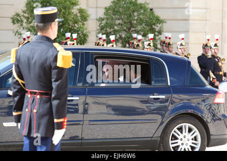 Paris, Frankreich. 5. Juni 2014. Königin Elizabeth II kommt es zu einer Besprechung mit dem französischen Präsidenten Francois Hollande am Präsidentenpalast Elysee. © Nicolas Kovarik/Pacific Press/Alamy Live-Nachrichten Stockfoto