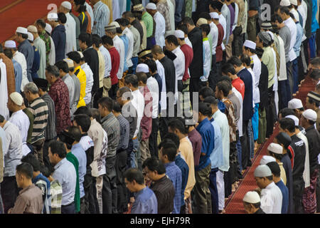 Pilger beten in Istiqlal Moschee während des Ramadan, Jakarta, Indonesien Stockfoto