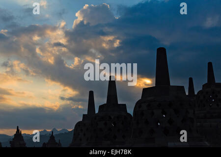 Borobudur bei Dämmerung, UNESCO-Weltkulturerbe, Magelang, Java, Indonesien Stockfoto