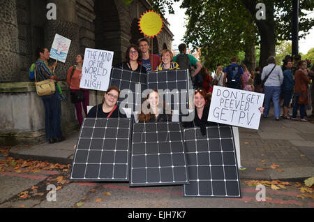 Wie sie die Völker Klima März teilnehmen angezeigt Demonstranten Plakate und Banner. Der Marsch gehörte zu mehreren Demonstrationen für Maßnahmen zur Bekämpfung des Klimawandels stattfindenden Städte auf der ganzen Welt wo: London, Vereinigtes Königreich Stockfoto