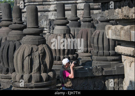 Touristen fotografieren Prambanan Tempel, UNESCO-Weltkulturerbe, Zentraljava, Indonesien Stockfoto