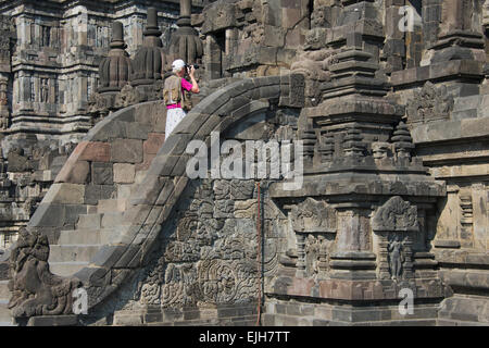 Touristen fotografieren Prambanan Tempel, UNESCO-Weltkulturerbe, Zentraljava, Indonesien Stockfoto