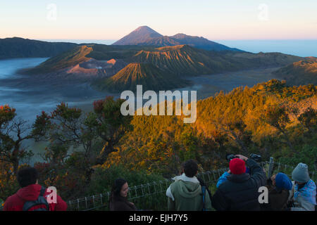 Touristen gerade Sonnenaufgang, Mount Bromo, Semeru und Batok im Morgengrauen, Bromo-Tengger-Semeru-Nationalpark, Ost-Java, Indonesien Stockfoto