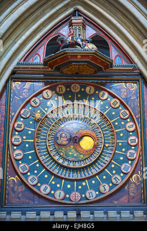 Wells Cathedral-Uhr im Jahre 1390 gemacht, das zweite älteste funktionierende Uhr der Welt mit dem ältesten Original Zifferblätter, Wells England Stockfoto