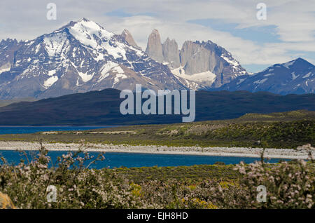 Die Türme von Paine vom Lago Sarmiento gesehen, Torres del Paine Nationalpark zum Unesco Biosphärenreservat in Patagonien, Chile Stockfoto