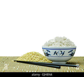 Rohe und gekochte natürliche Bio Naturreis in japanische Schüssel auf tropische Gedeck mit weißem Hintergrund Stockfoto