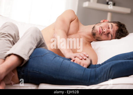nach dieser Partei dieser Mann und diese Frau auf einem Sofa weitläufige und tief schlafen Stockfoto