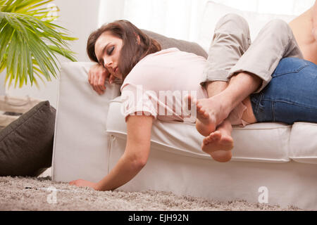nach dieser Partei dieser Mann und diese Frau auf einem Sofa weitläufige und tief schlafen Stockfoto