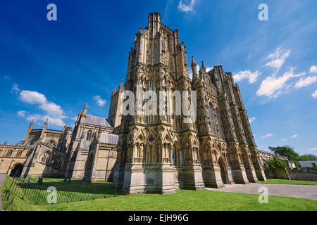 Die Fassade der mittelalterlichen Brunnen-Kathedrale gebaut in den frühen englischen gotischen Stil im Jahre 1175, Wells, Somerset, England Stockfoto