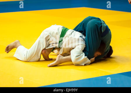 ORENBURG, ORENBURG Region, Russland, 29. Oktober 2014 Jahr. All-Russischen Judo-Turnier in Erinnerung an Viktor Chernomyrdin. Zwei judoka Stockfoto