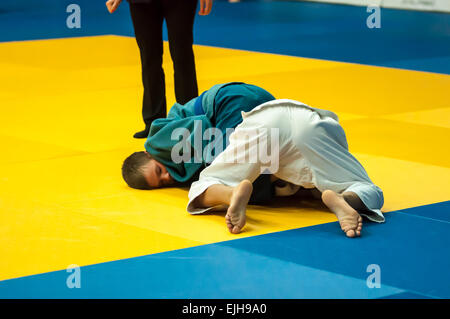 ORENBURG, ORENBURG Region, Russland, 29. Oktober 2014 Jahr. All-Russischen Judo-Turnier in Erinnerung an Viktor Chernomyrdin. Zwei judoka Stockfoto