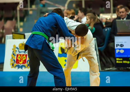 ORENBURG, ORENBURG Region, Russland, 29. Oktober 2014 Jahr. All-Russischen Judo-Turnier in Erinnerung an Viktor Chernomyrdin. Zwei judoka Stockfoto