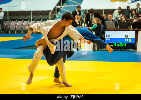 ORENBURG, ORENBURG Region, Russland, 29. Oktober 2014 Jahr. All-Russischen Judo-Turnier in Erinnerung an Viktor Chernomyrdin. Zwei judoka Stockfoto