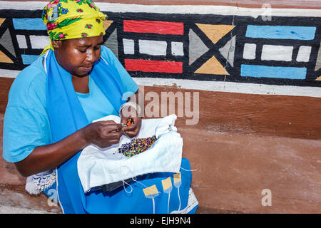 Johannesburg Südafrika, Lesedi African Lodge & Cultural Village, Zulu, Xhosa, Pedi, Basotho, Ndebele, Stämme, Schwarze Frau weibliche Frauenperlen, Kunsthandwerk, SAF Stockfoto