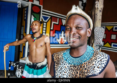 Johannesburg Südafrika, Lesedi African Lodge & Cultural Village, Zulu, Xhosa, Pedi, Basotho, Ndebele, Stämme, Schwarze Männer männlich, einheimische Ingredienzien traditionell Stockfoto