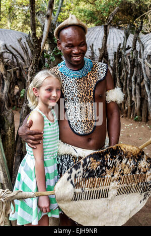 Johannesburg Südafrika, Leedi African Lodge & Cultural Village, Zulu, Stamm, Schwarze Männer männlich, einheimische Ingredienzien traditionelle Kleidung, Stammes-Villa Stockfoto