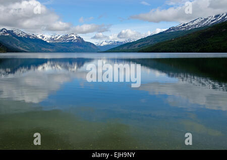 Lago Roca, Nationalpark Tierra Del Fuego, Ushuaia, Patagonien, Argentinien. Die Berge im Hintergrund gehören zu Chile Stockfoto