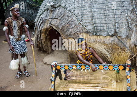 Johannesburg Südafrika, Lesedi African Lodge & Cultural Village, Zulu, Stamm, schwarze Frau weibliche Frauen, native Ingredienzien traditionelle Kleidung, Stammes Stockfoto