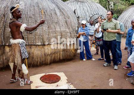 Johannesburg Südafrika, Lesedi African Lodge & Cultural Village, Zulu, Stamm, schwarzer Mann Männer männlich, Frau weibliche Frauen, native Ingredienzien traditionelle Kleidung cl Stockfoto