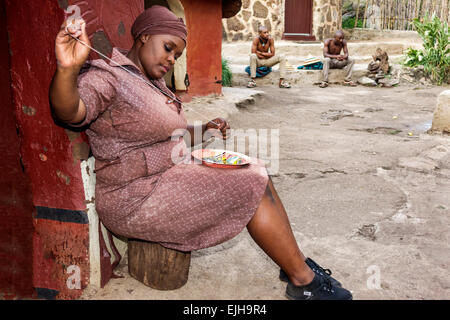 Johannesburg Südafrika, Lesedi African Lodge & Cultural Village, Zulu, Xhosa, Pedi, Basotho, Ndebele, Stämme, Schwarze Frauen, Perlenhandwerk, SAF Stockfoto