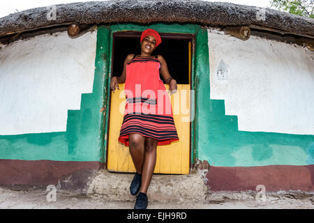 Johannesburg Südafrika, Leedi African Lodge & Cultural Village, Xhosa, Stamm, Dorf, einheimische Ingredientinnen traditionelle Kleidung, schwarze Frau weibliche wom Stockfoto