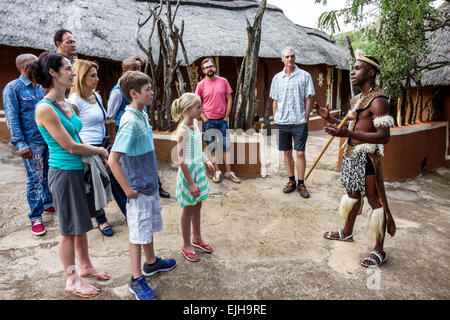 Johannesburg Südafrika, Lesedi African Lodge & Cultural Village, Zulu, Xhosa, Pedi, Basotho, Ndebele, Stämme, Schwarze Männer männlich, einheimische Ingredienzien traditionell Stockfoto