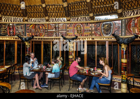 Johannesburg Südafrika, Lesedi African Lodge & Cultural Village, Zulu, Xhosa, Pedi, Basotho, Ndebele, Tribes, Nyama Choma, Restaurant Restaurants Essen in Dinin Stockfoto