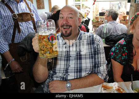 Prominente, die Teilnahme an der "Almauftrieb" bei Kaefer Zelt beim Oktoberfest auf der Theresienwiese Featuring: Jumbo Schreiner wo: München, Deutschland: 21 Sep 2014 Stockfoto