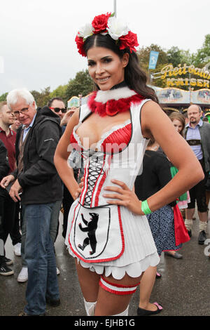 Prominente, die Teilnahme an der "Almauftrieb" bei Kaefer Zelt beim Oktoberfest auf der Theresienwiese Featuring: Michaela Schäfer wo: München, Deutschland: 21 Sep 2014 Stockfoto