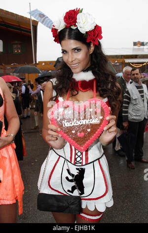 Prominente, die Teilnahme an der "Almauftrieb" bei Kaefer Zelt beim Oktoberfest auf der Theresienwiese Featuring: Michaela Schäfer wo: München, Deutschland: 21 Sep 2014 Stockfoto