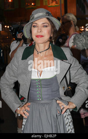 Prominente, die Teilnahme an der "Almauftrieb" bei Kaefer Zelt beim Oktoberfest auf der Theresienwiese Featuring: Anja Kruse wo: München, Deutschland: 21 Sep 2014 Stockfoto