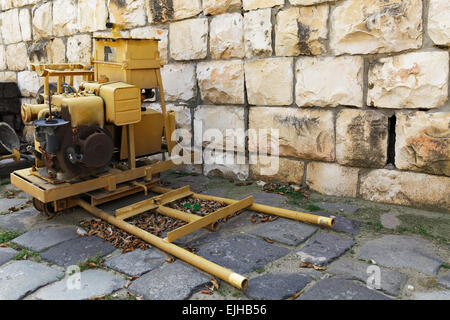 alten mobile Stromaggregate auf Steinmauer Hintergrund Stockfoto