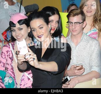 Los Angeles, CA, USA. 26. März 2015. Katy Perry im Ankunftsbereich für KATY PERRY: THE PRISMATISCHE WORLD TOUR Premiere, The Theatre im Ace Hotel, Los Angeles, CA 26. März 2015. Bildnachweis: Elizabeth Goodenough/Everett Collection/Alamy Live-Nachrichten Stockfoto