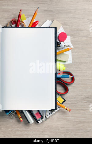 Weißes Papier auf viele Büromöbel und Bürobedarf Stockfoto