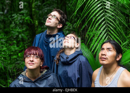 Gruppe von Touristen im ecuadorianischen Dschungel auf der Suche nach tierischen In Cuyabeno Wildlife Reserve Sucumbios Ecuador Stockfoto