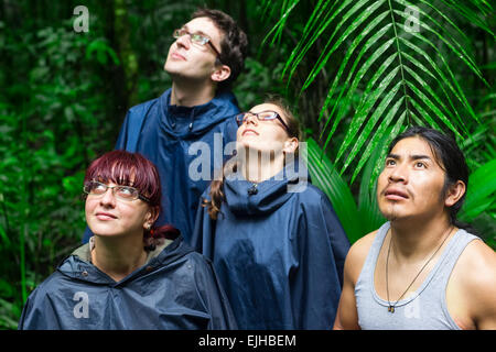 Gruppe von Touristen im ecuadorianischen Dschungel auf der Suche nach tierischen In Cuyabeno Wildlife Reserve Sucumbios Ecuador Stockfoto