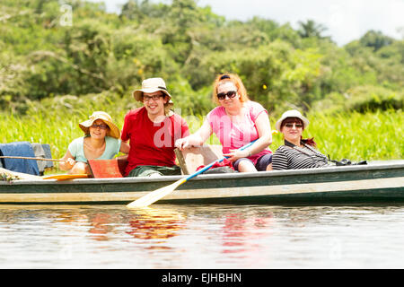 Touristen Angeln legendären Piranha fischen im ecuadorianischen Amazonas primäre Dschungel Stockfoto