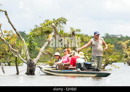 Touristen Angeln legendären Piranha fischen im ecuadorianischen Amazonas primäre Dschungel Stockfoto