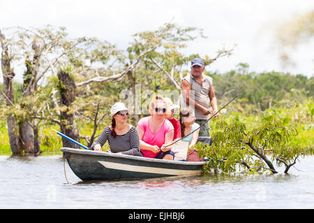 Touristen Angeln legendären Piranha fischen im ecuadorianischen Amazonas primäre Dschungel Stockfoto