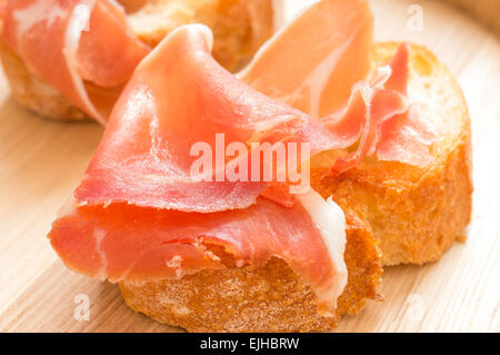 Hamon auf ein Stück geröstetes Brot closeup Stockfoto