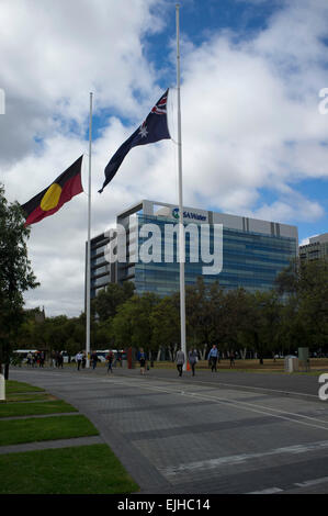 Adelaide, Australien. 27. März 2015. Flaggen wehen auf Halbmast in Victoria Square Adelaide während das Staatsbegräbnis von ehemaligen australischen Premierminister Malcolm Fraser, am 20. März starb nach kurzer Krankheit im Alter von 85 Credit: Amer Ghazzal/Alamy Live-Nachrichten Stockfoto