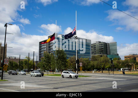 Adelaide, Australien. 27. März 2015. Flaggen wehen auf Halbmast in Victoria Square Adelaide während das Staatsbegräbnis von ehemaligen australischen Premierminister Malcolm Fraser, am 20. März starb nach kurzer Krankheit im Alter von 85 Credit: Amer Ghazzal/Alamy Live-Nachrichten Stockfoto