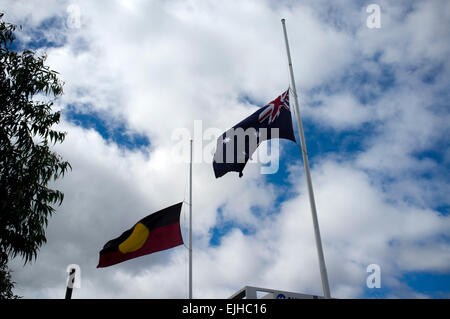 Adelaide, Australien. 27. März 2015. Flaggen wehen auf Halbmast in Victoria Square Adelaide während das Staatsbegräbnis von ehemaligen australischen Premierminister Malcolm Fraser, am 20. März starb nach kurzer Krankheit im Alter von 85 Credit: Amer Ghazzal/Alamy Live-Nachrichten Stockfoto