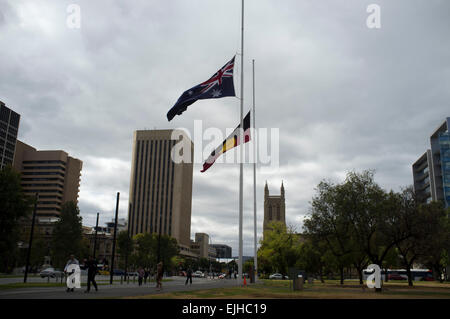 Adelaide, Australien. 27. März 2015. Flaggen wehen auf Halbmast in Victoria Square Adelaide während das Staatsbegräbnis von ehemaligen australischen Premierminister Malcolm Fraser, am 20. März starb nach kurzer Krankheit im Alter von 85 Credit: Amer Ghazzal/Alamy Live-Nachrichten Stockfoto