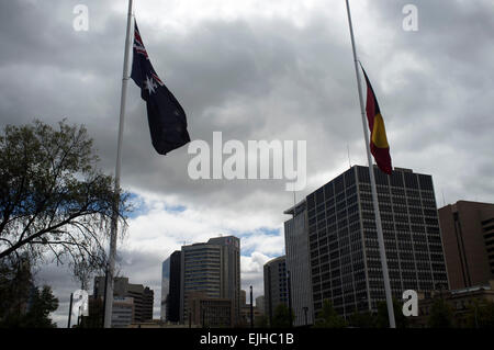 Adelaide, Australien. 27. März 2015. Flaggen wehen auf Halbmast in Victoria Square Adelaide während das Staatsbegräbnis von ehemaligen australischen Premierminister Malcolm Fraser, am 20. März starb nach kurzer Krankheit im Alter von 85 Credit: Amer Ghazzal/Alamy Live-Nachrichten Stockfoto