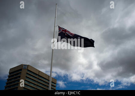 Adelaide, Australien. 27. März 2015. Flaggen wehen auf Halbmast in Victoria Square Adelaide während das Staatsbegräbnis von ehemaligen australischen Premierminister Malcolm Fraser, am 20. März starb nach kurzer Krankheit im Alter von 85 Credit: Amer Ghazzal/Alamy Live-Nachrichten Stockfoto