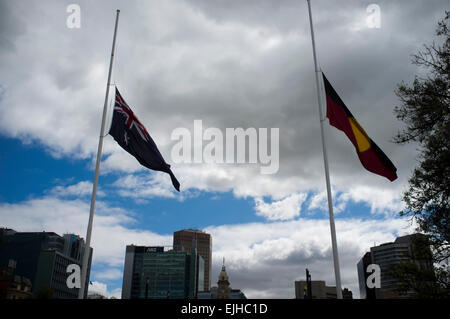 Adelaide, Australien. 27. März 2015. Flaggen wehen auf Halbmast in Victoria Square Adelaide während das Staatsbegräbnis von ehemaligen australischen Premierminister Malcolm Fraser, am 20. März starb nach kurzer Krankheit im Alter von 85 Credit: Amer Ghazzal/Alamy Live-Nachrichten Stockfoto